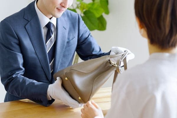 質品物査定中